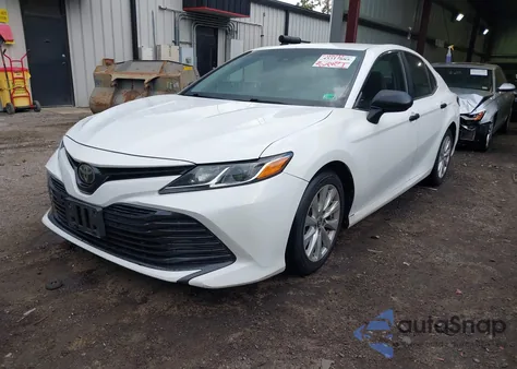 2018 Toyota Camry Le z USA, uszkodzony, nr VIN 4T1B11HK1JU523373